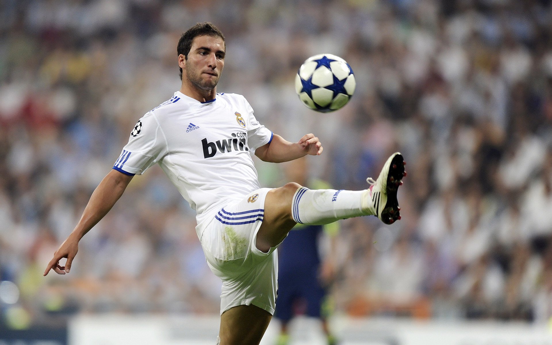 “季后赛高潮不断，强强对决引爆整场比赛热潮”，季后赛好嗨紧张