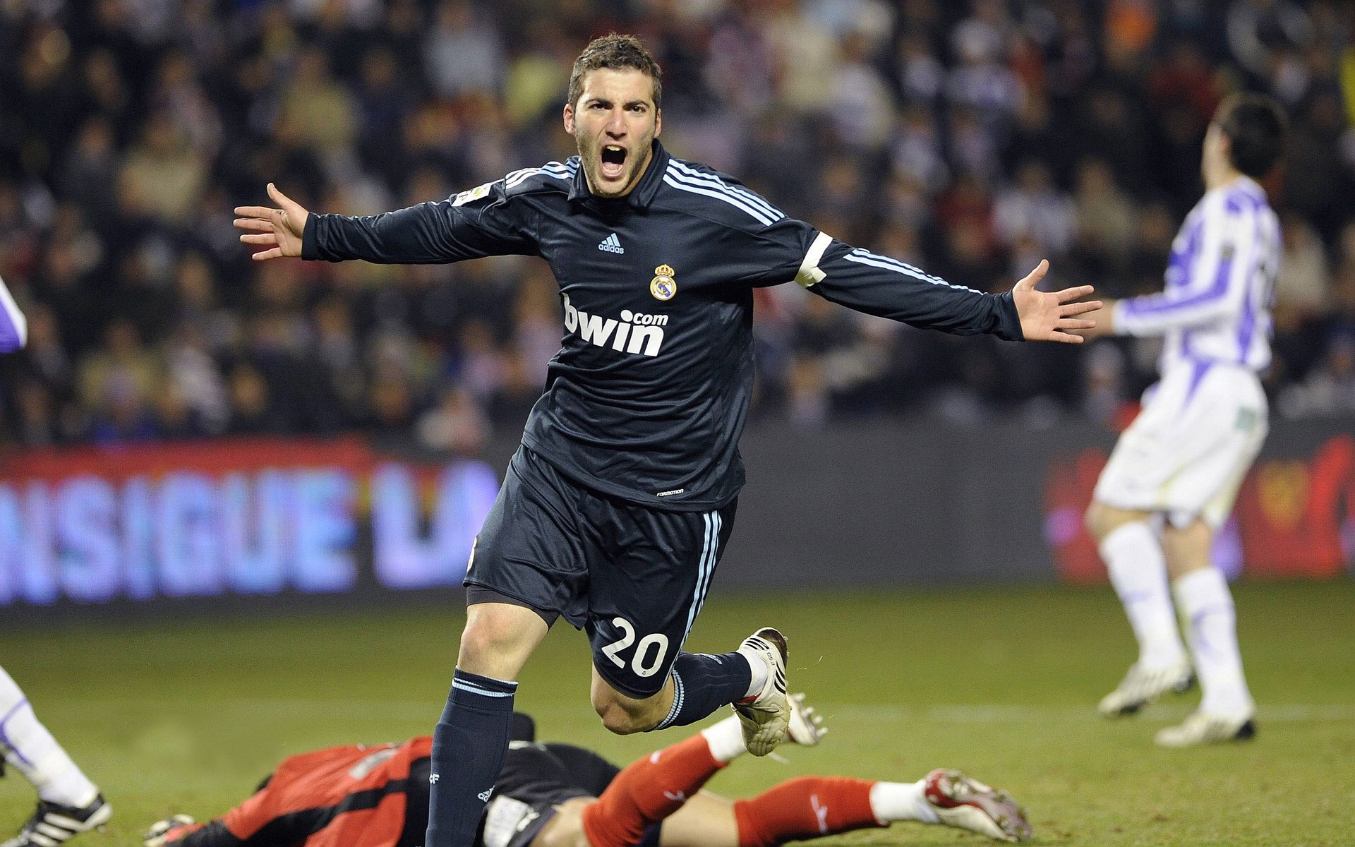 明星球员球场对决，篮球赛事引爆全场热情，明星篮球表演赛