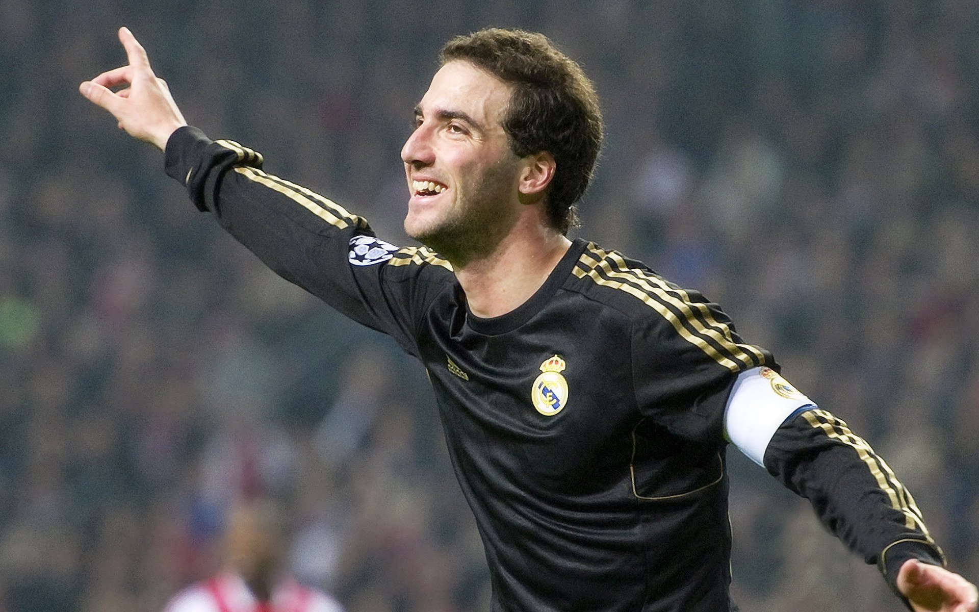 蓝色梦魇再起，欧冠赛场刮起风暴，欧冠蓝色球衣